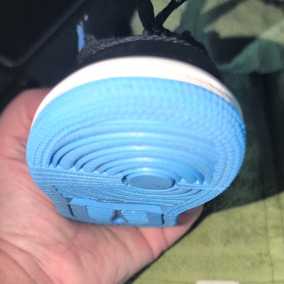 Jordan 1 Retro in University Blue and Black - Picture 16 of 16